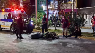 Joven cae de su moto tras impactar contra auto en Benito Juárez, Ciudad del Carmen