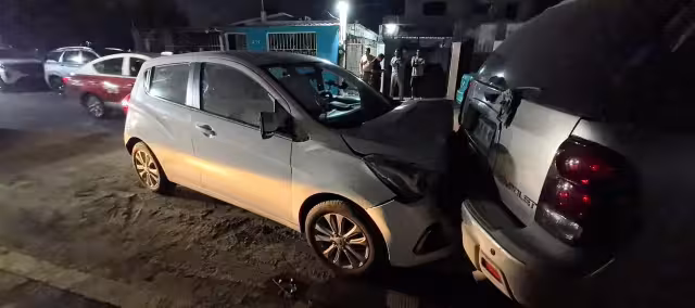 Una mujer chocó su vehículo contra dos automóviles estacionados en la colonia Benito Juárez.