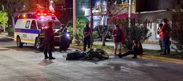 El joven cayó al pavimento luego de impactar su motocicleta contra un Nissan Sentra.