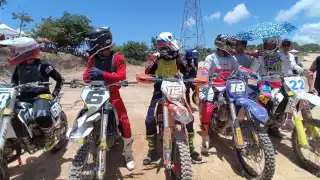 Los motciclistas dieron un gran espectaculo en esta primer carrera de motrcross. Foto: Yolanda Aldana