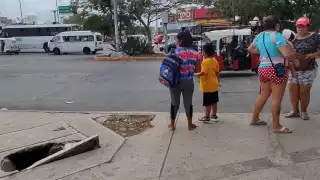 Mujer denuncia accidente por culpa de un registro abierto de la CFE en Playa del Carmen