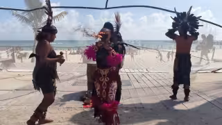 Playa del Carmen: Bailarines continúan recibiendo a los visitantes en el Portal Maya