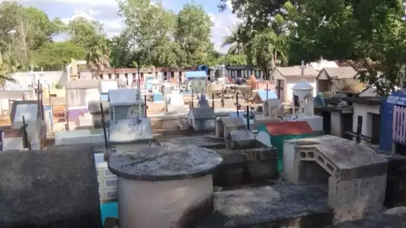 De a poco familias empiezan a rehabilitar las tumbas de sus seres queridos para la celebración del Día de Muertos De a poco familias empiezan a rehabilitar las tumbas de sus seres queridos para la celebración del Día de Muertos