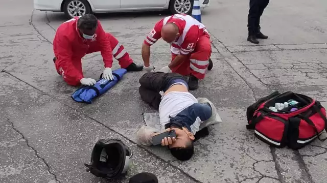 El joven resultó con heridas graves después de salir volando de su motocicleta