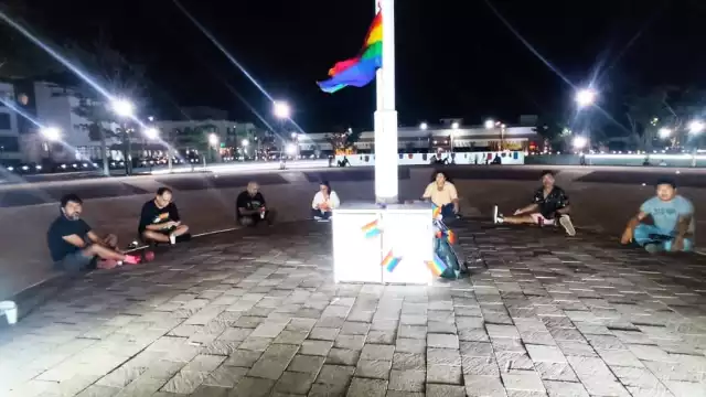 El presidente de la Asociación Fusión G Playa Pride, Jan Novak junto con otros playenses colocaron una bandera de la comunidad LGBTTTIQ+