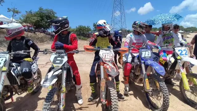 Los motciclistas dieron un gran espectaculo en esta primer carrera de motrcross. Foto: Yolanda Aldana