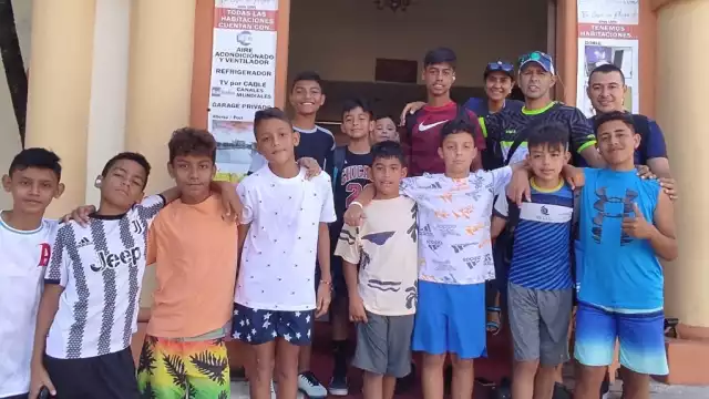 Los chicos provenientes de 'El Salvador' lograron este viaje con el apoyo de sus padres y de la fundación “Un Gol Para Salvador”