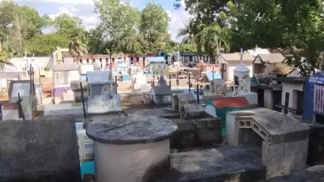 De a poco familias empiezan a rehabilitar las tumbas de sus seres queridos para la celebración del Día de Muertos