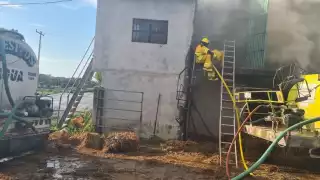Las llamaradas consumieron todo lo que había al interior de la bodega