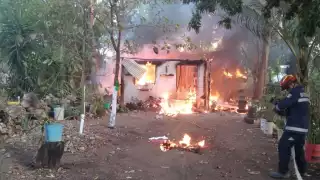 La casa quedó en pérdida total tras incendiarse en Tizimín