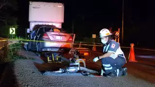 El conductor del vehículo compacto dormitó e invadió el carril del camión en plena curva