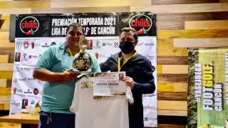 El exfutbolista 'Topo' Moguel recibió el trofeo como campeón de la Liga de Footgolf 2021 realizada en Cancún
