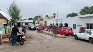 En algunas zonas del municipio de Lázaro Cárdenas se observó aglomeración de personas, algunas, sin cubrebocas