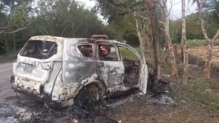 Vehículo termina calcinado tras accidentarse en la Recta en la Ribera del Río Hondo