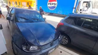 Conductora termina sobre la banqueta tras esquivar un camión repartidor en Tulum