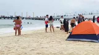 En la playa Fundadores se pudo apreciar a varias familias arribar a los arenales