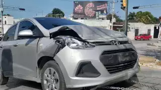 Automovilista no respeta su alto y provoca accidente en Campeche