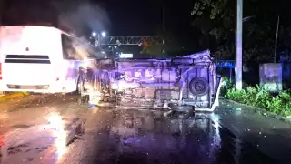 Conductor de una Van de turismo vuelca su unidad antes de salir de Cancún