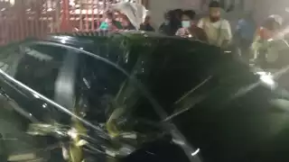 El vehículo de Mara Lezama  vehículo a su salida avanzó a una velocidad moderada para evadir a los manifestantes