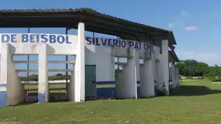 El campo del Estadio de Béisbol de Hunucmá sufrió daños. Foto: José Luis López Quintal