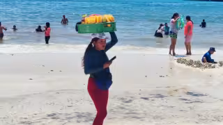 Aunque hay una menor cantidad de ambulantes, la gente les compra por la facilidad de no tener que abandonar sus cosas