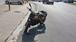 Choque entre un automóvil y una moto deja un lesionado en Playa del Carmen