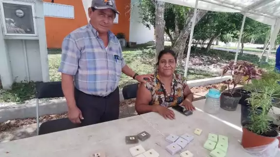Los obreros acuden con los pobladores para comprarles alimentos Los obreros acuden con los pobladores para comprarles alimentos