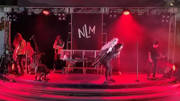 NLM presentó un performance con tintes de creencias cristianas doblado al español NLM presentó un performance con tintes de creencias cristianas doblado al español