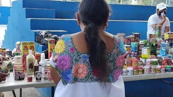 Cofepris interviene a vendedor que se aprovechaba de abuelitos que recibían apoyo en Playa del Carmen Cofepris interviene a vendedor que se aprovechaba de abuelitos que recibían apoyo en Playa del Carmen