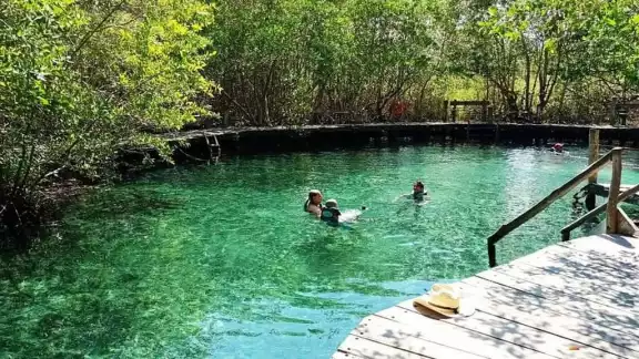Los visitantes aseguran que al sumergirse en sus aguas rejuveneces 10 años Los visitantes aseguran que al sumergirse en sus aguas rejuveneces 10 años