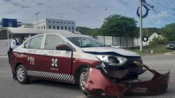La distracción del taxista provocó que resultara lesionado La distracción del taxista provocó que resultara lesionado