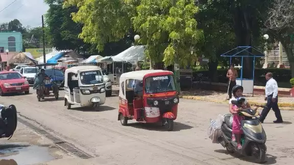 Los habitantes aseguran que hay algunos operadores que cobran el costo de transporte en 20 pesos, pese a que no se ha autorizado ningún incremento. Los habitantes aseguran que hay algunos operadores que cobran el costo de transporte en 20 pesos, pese a que no se ha autorizado ningún incremento.