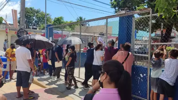 Los padres de familia acompañaron a los menores de 12 a 14 años para ser vacunados contra el COVID-19 en Playa del Carmen