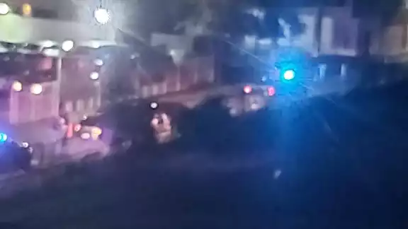 La mujer canadiense tomó esta foto, y acusó que los policías de Playa del Carmen diariamente detienen a quien pase por la Avenida 15