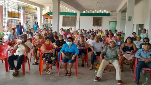 En la sesión anterior, campesinos de Izamal jalonearon al Comisario Ejidal En la sesión anterior, campesinos de Izamal jalonearon al Comisario Ejidal