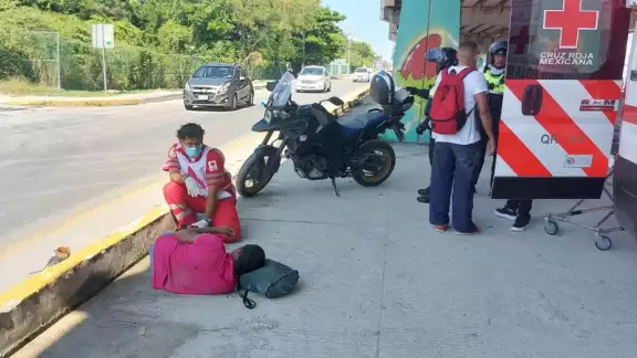 El sujeto en estado de ebriedad fue atendido por los paramédicos