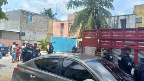 Policías de Playa del Carmen vigilaron que el desalojo en el fraccionamiento La Guadalupana se realizara sin mayores inconvenientes