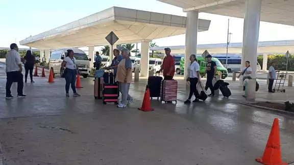 Más de 52 mil turistas atienden a diario en el aeropuerto de Cancún Más de 52 mil turistas atienden a diario en el aeropuerto de Cancún