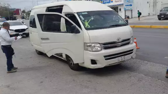 El chofer de la combi de Champotón no tenía el tarjetón para llevar pasajeros El chofer de la combi de Champotón no tenía el tarjetón para llevar pasajeros