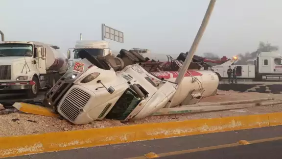 La unidad terminó impactando contra un poste de la CFE La unidad terminó impactando contra un poste de la CFE