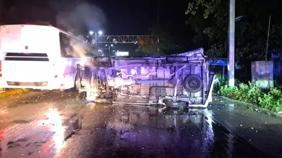 Conductor de una Van de turismo vuelca su unidad antes de salir de Cancún Conductor de una Van de turismo vuelca su unidad antes de salir de Cancún