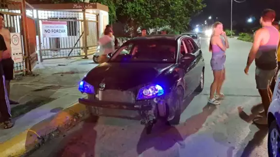 Debido al fuerte impacto, ambos pasajeros de la moto salieron volando Debido al fuerte impacto, ambos pasajeros de la moto salieron volando