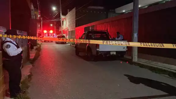 Un hombre y una mujer llegaron a una cuartería en el barrio de San Francisco y dispararon cuatro veces.