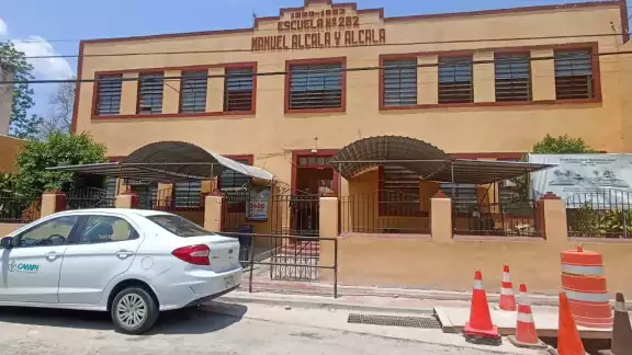 Padres de familia de Tizimín exigen a la Dirección que lleve a cabo una reunión y rinda un informe financiero Padres de familia de Tizimín exigen a la Dirección que lleve a cabo una reunión y rinda un informe financiero
