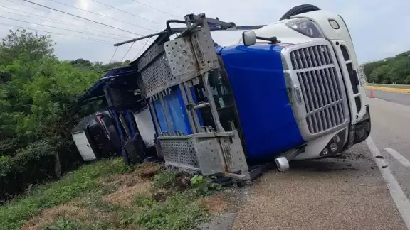 La 'madrina' transportaba diez camionetas de lujo a la ciudad de Mérida La 'madrina' transportaba diez camionetas de lujo a la ciudad de Mérida
