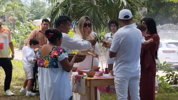 Venezolanos, residentes de Puerto Morelos, bautizaron a su hijo mediante el ritual Hetzmek
en el cerro mayor
