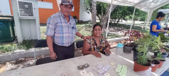 Los obreros acuden con los pobladores para comprarles alimentos