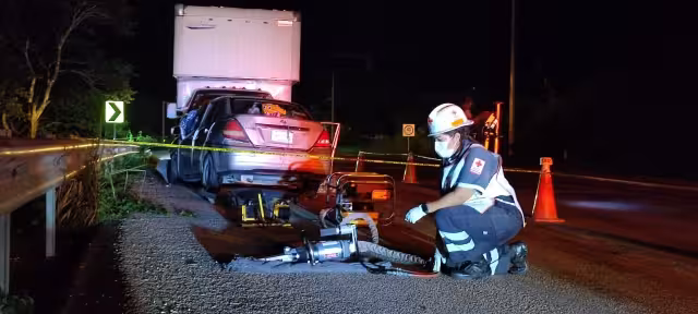 El conductor del vehículo compacto dormitó e invadió el carril del camión en plena curva