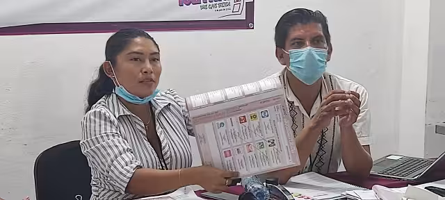 Durante esta noche continuara el reconteo de votos en el Distrito 10. Foto: Iqroo