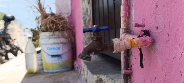 Vecinos de al menos cuatro colonias de Campeche denuncian falta de agua potable.